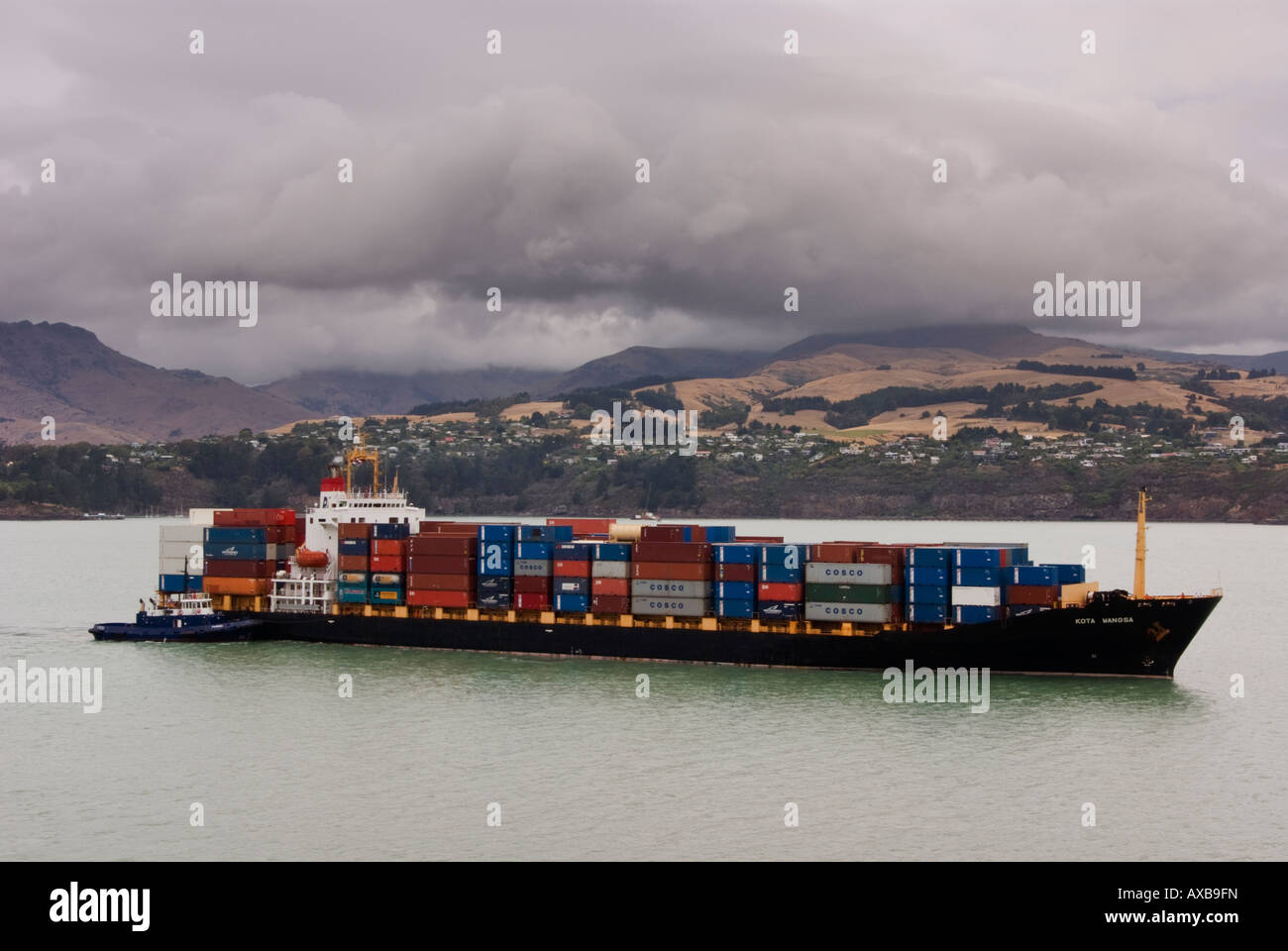 Eine geladene Containerschiff kommt im Hafen. Stockfoto