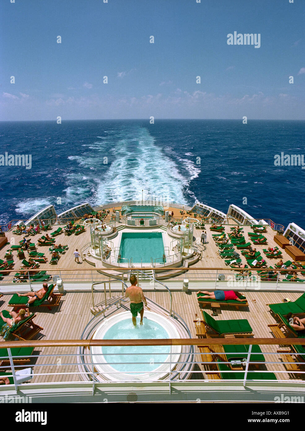 Leute, Sonnenbaden am Achterdeck der Kreuzfahrt Schiff Queen Mary 2 Stockfoto