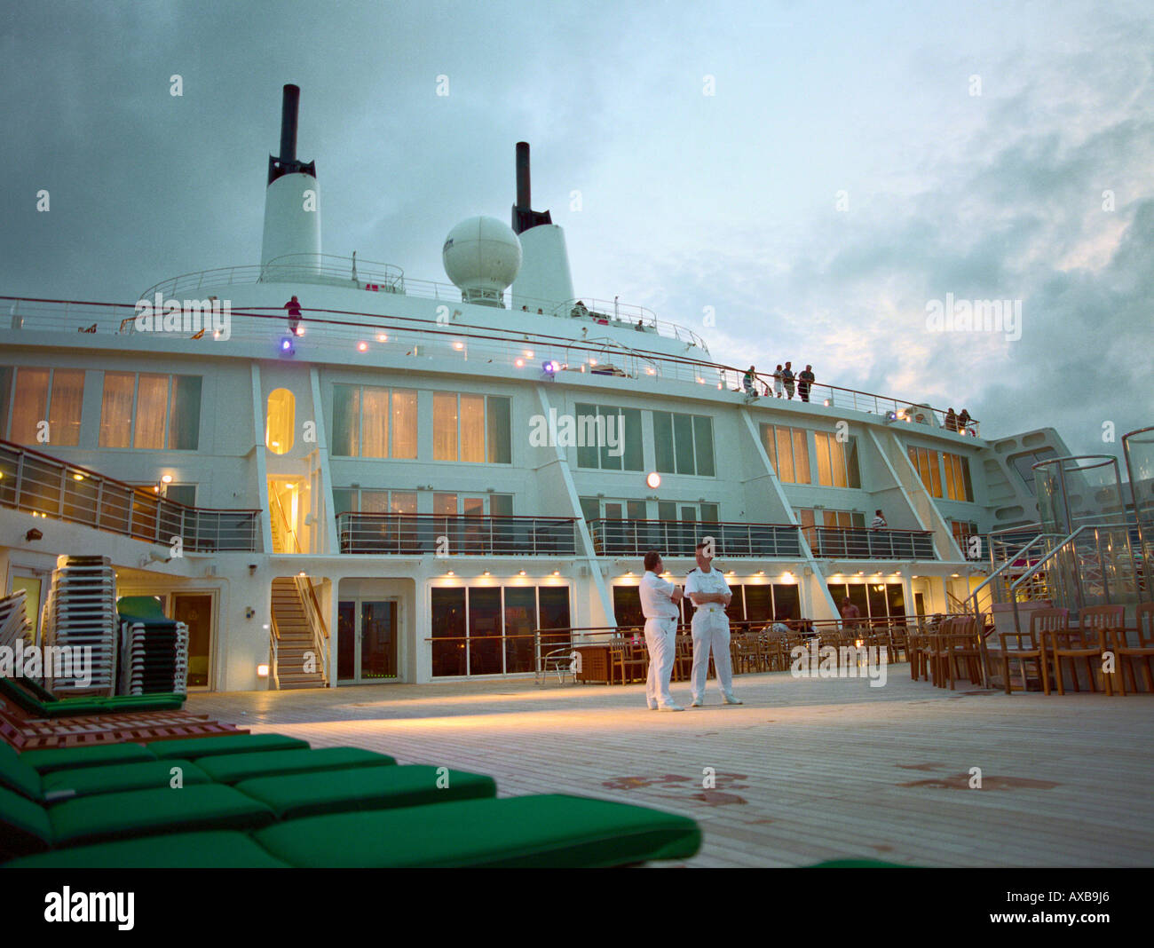 Zwei Stewards haben eine Pause auf dem Deck, an Bord des Kreuzfahrtschiffes Queen Mary 2, Schiff, Königin Mai II, Luxury Ocean Liner, QM2, Kreuzfahrt, Trave Stockfoto