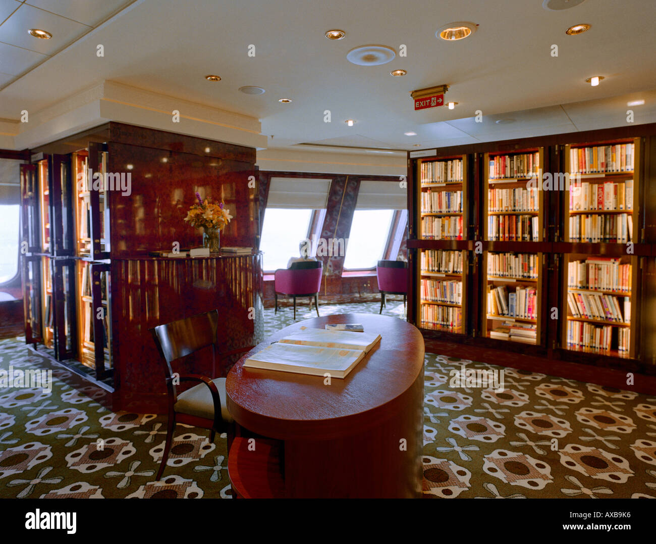 Schiff Bibliothek Queen Mary 2 Stockfoto Bild 9594357 Alamy