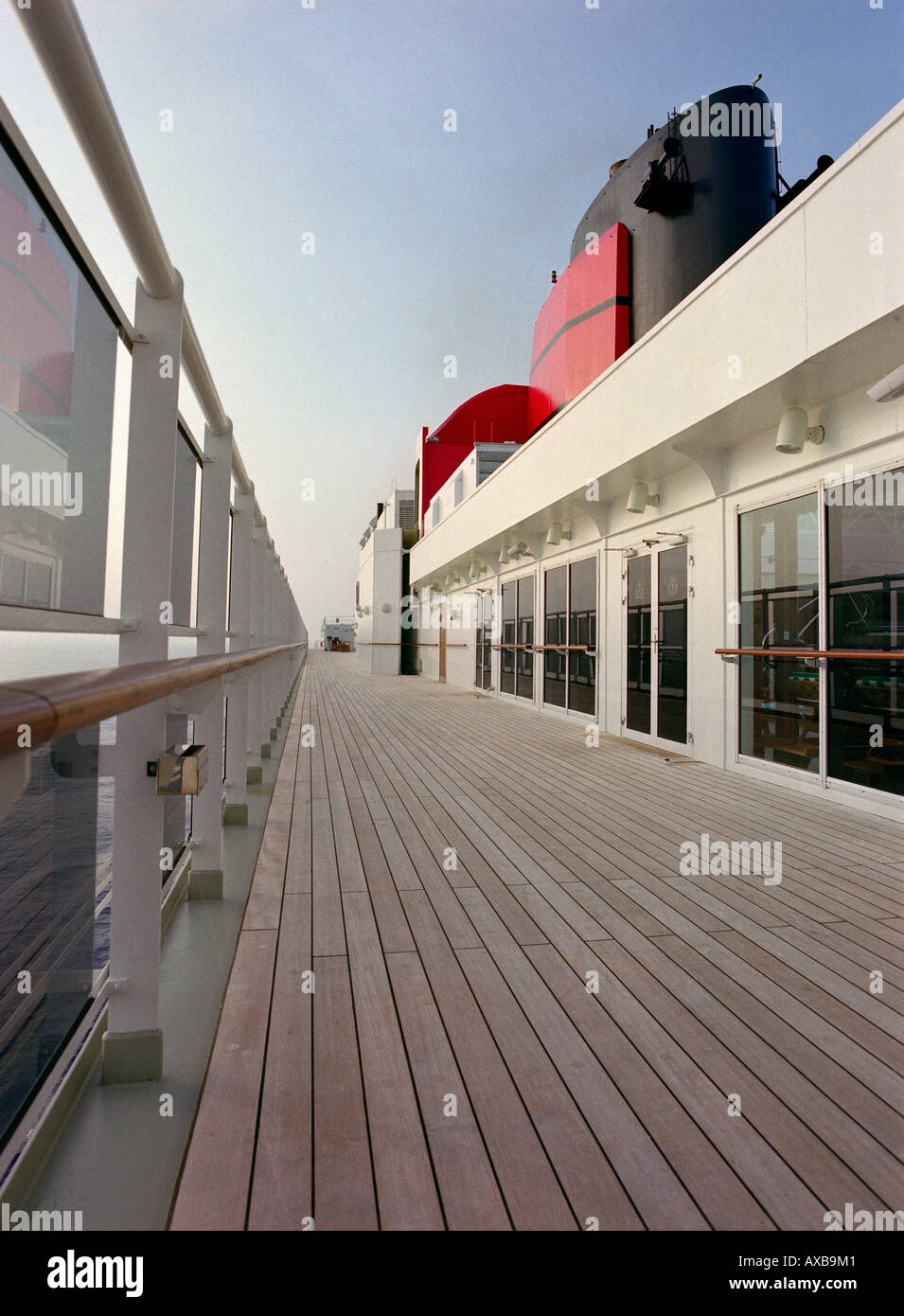 Oberdeck mit Lookout an Bord des Kreuzfahrtschiffes Schiff Queen Mai II, Luxury Ocean Liner, QM2, Kreuzfahrt, Reisen Stockfoto