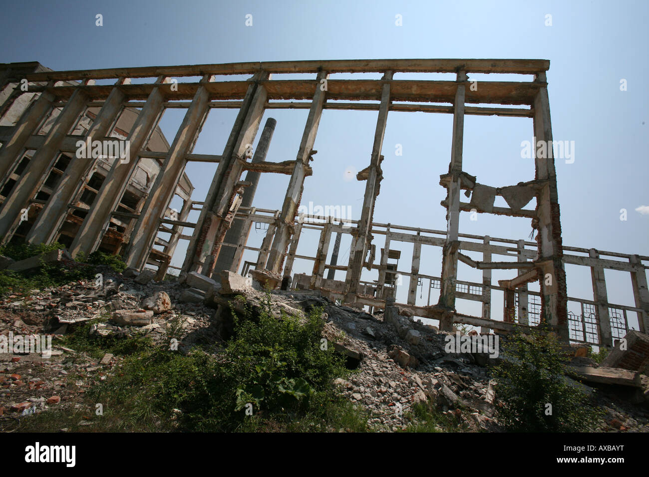 Abandonded Zuckerfabrik in Lom, Bulgarien. Roma hat die Bewehrungsstäbe aus dem Betonpfeiler als Altmetall gestohlen. Stockfoto