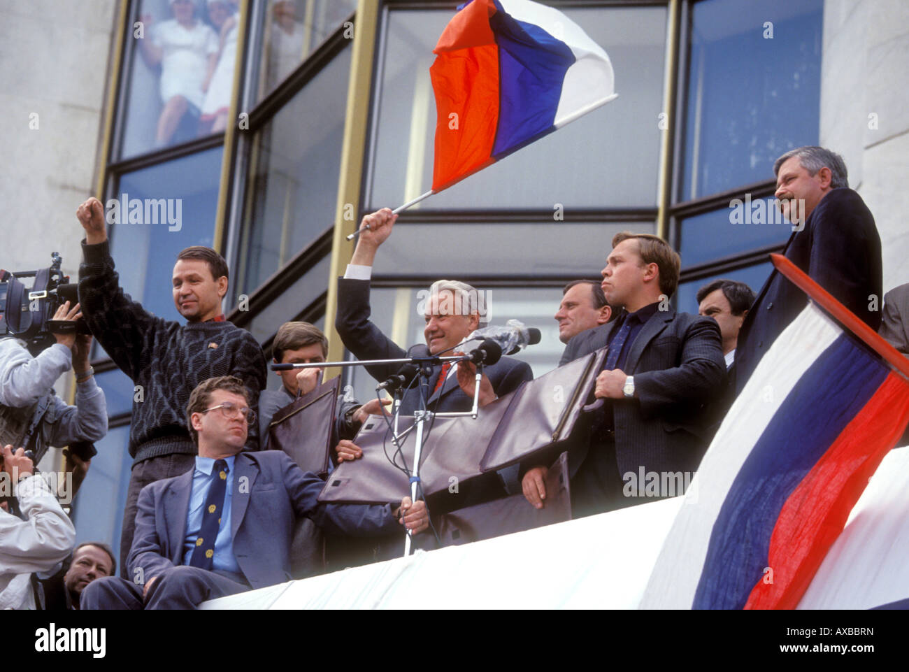 Jelzin und seine Anhänger vor dem "weißen Haus" (russisches Parlament) in Folge des Putsches, 1991 Stockfoto