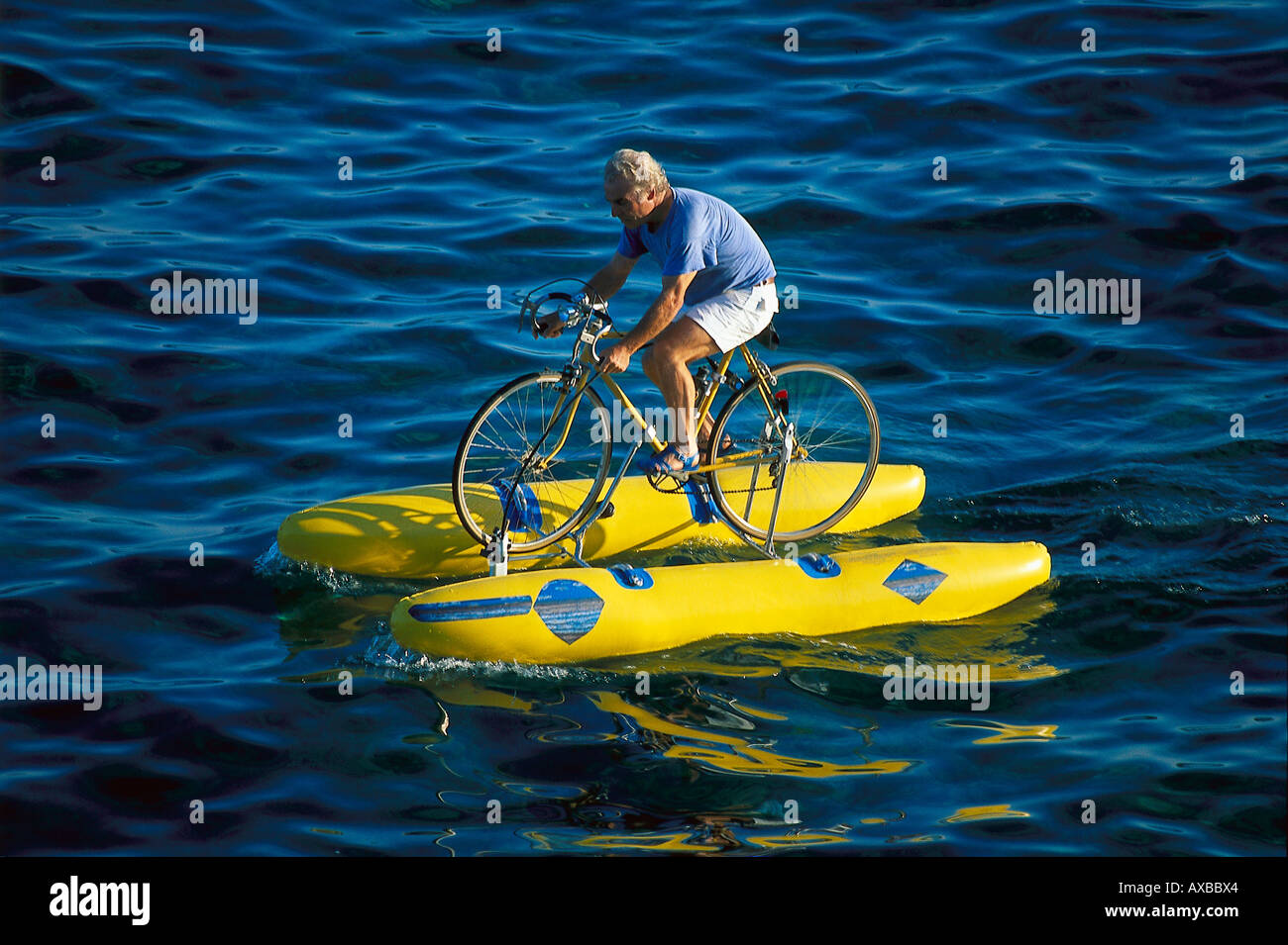 Mann mit dem Fahrrad in das Wasser, Sta Maria de Leuca, Lecce, Apulien, Italien, Europa Stockfoto