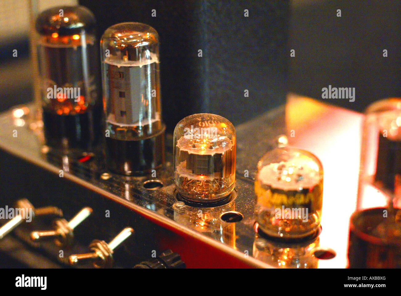 Vakuum-Röhren Leuchten im Verstärker Stockfotografie - Alamy