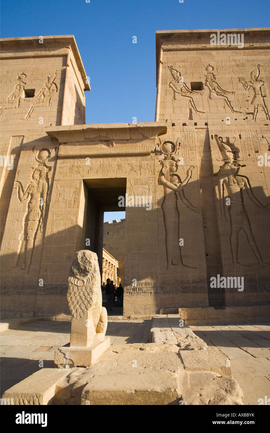 Ersten Pylon des Tempels der Isis Philae in Nubien in der Nähe von Assuan Oberägypten Nordafrika, Naher Osten Stockfoto