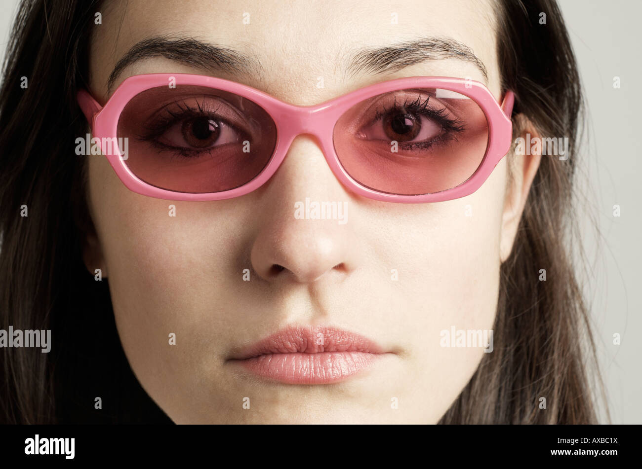 Frau mit rosarote Brille Stockfoto
