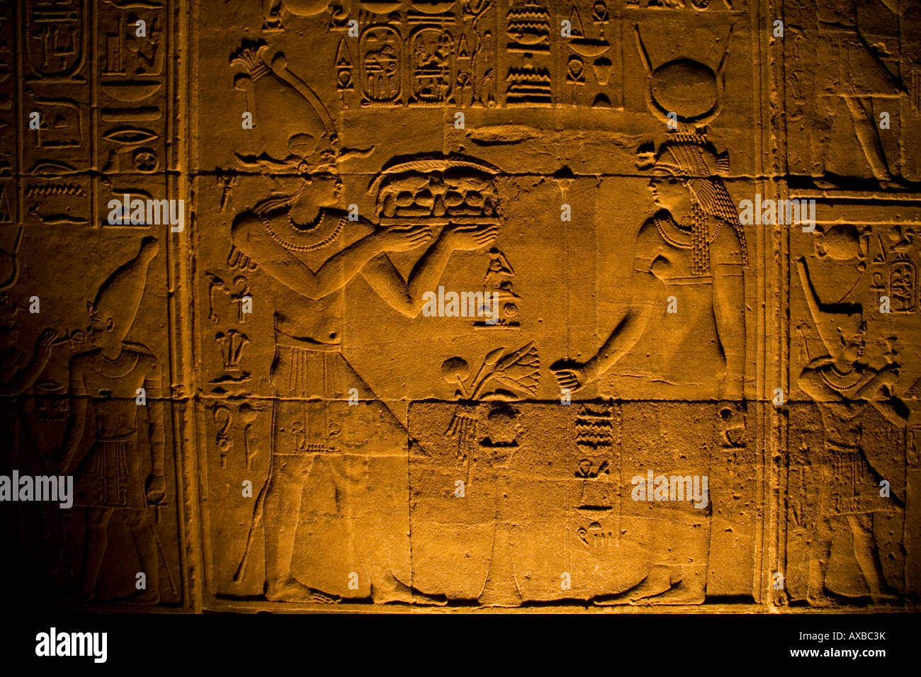 Hieroglyphische Schnitzereien im Inneren Tempel der Isis Heiligtum Philae Nubien in der Nähe von Assuan Oberägypten Nord-Afrika, Naher Osten Stockfoto