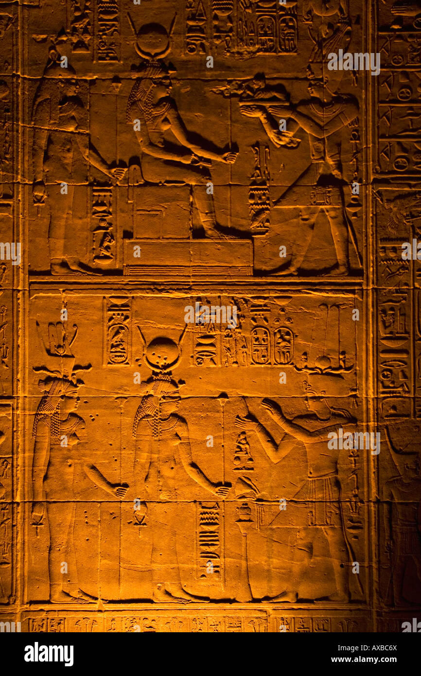 Hieroglyphische Schnitzereien im Inneren Tempel der Isis Heiligtum Philae Nubien in der Nähe von Assuan Oberägypten Nord-Afrika, Naher Osten Stockfoto