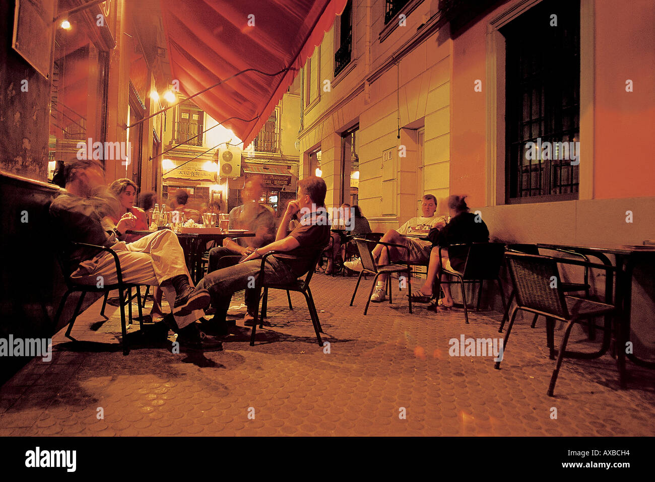 Menschen in einem Straßencafé in den Abend, Andalusien, Spanien, Europa Stockfoto