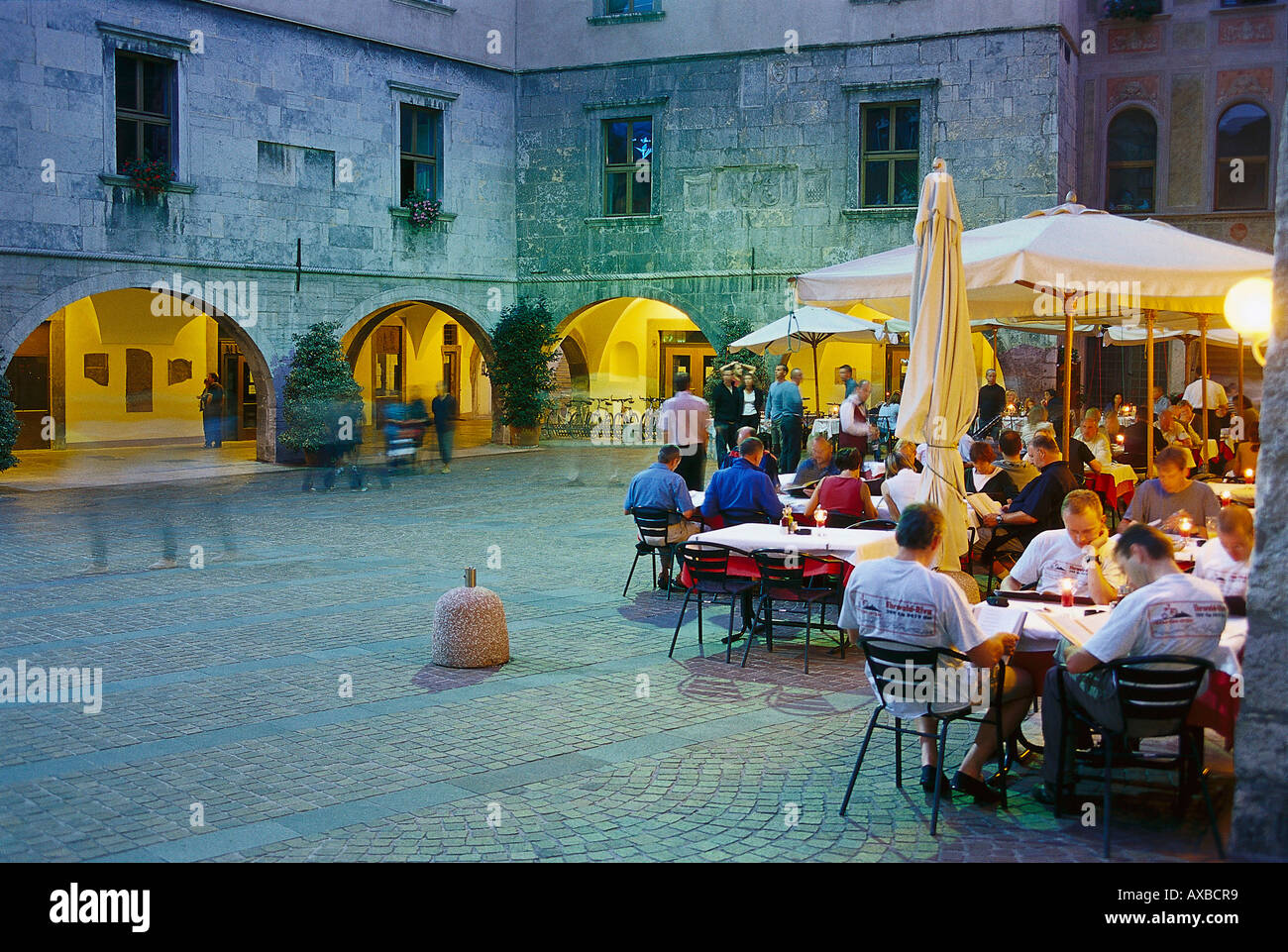 Leute sitzen an Tischen eines Restaurants am Abend, Piazza Tre Novembre, Riva del Garda, Lago di Garda, Trentino, Italien, Eu Stockfoto