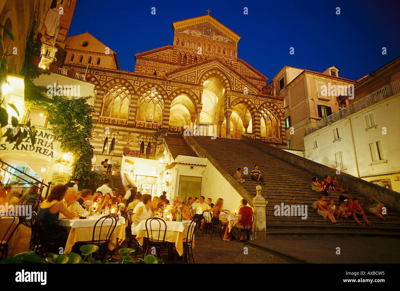 Leute sitzen vor einem Restaurant und auf der Treppe vor dem Altstadthügels San Andrea, Piazza del Duomo, Amalfi, Amalfit Stockfoto