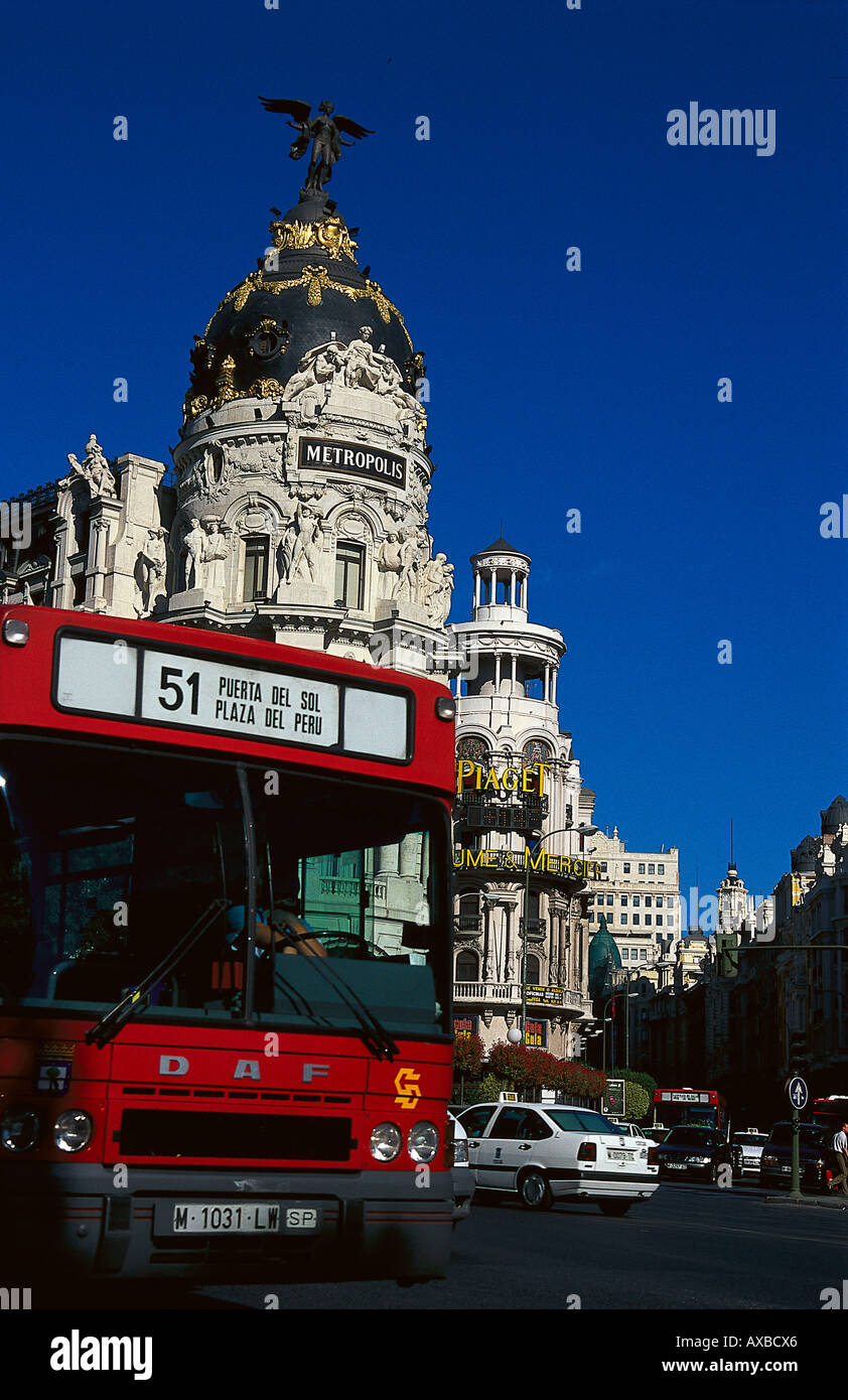Bus auf der Straße vor dem Metropolis Gebäude, Gran Via, Madrid, Spanien, Europa Stockfoto