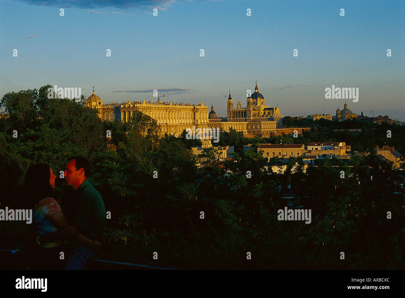 Ein paar umarmt vor Palacio Real und der Kathedrale La Almudena in den Abend, Madrid, Spanien, Europa Stockfoto