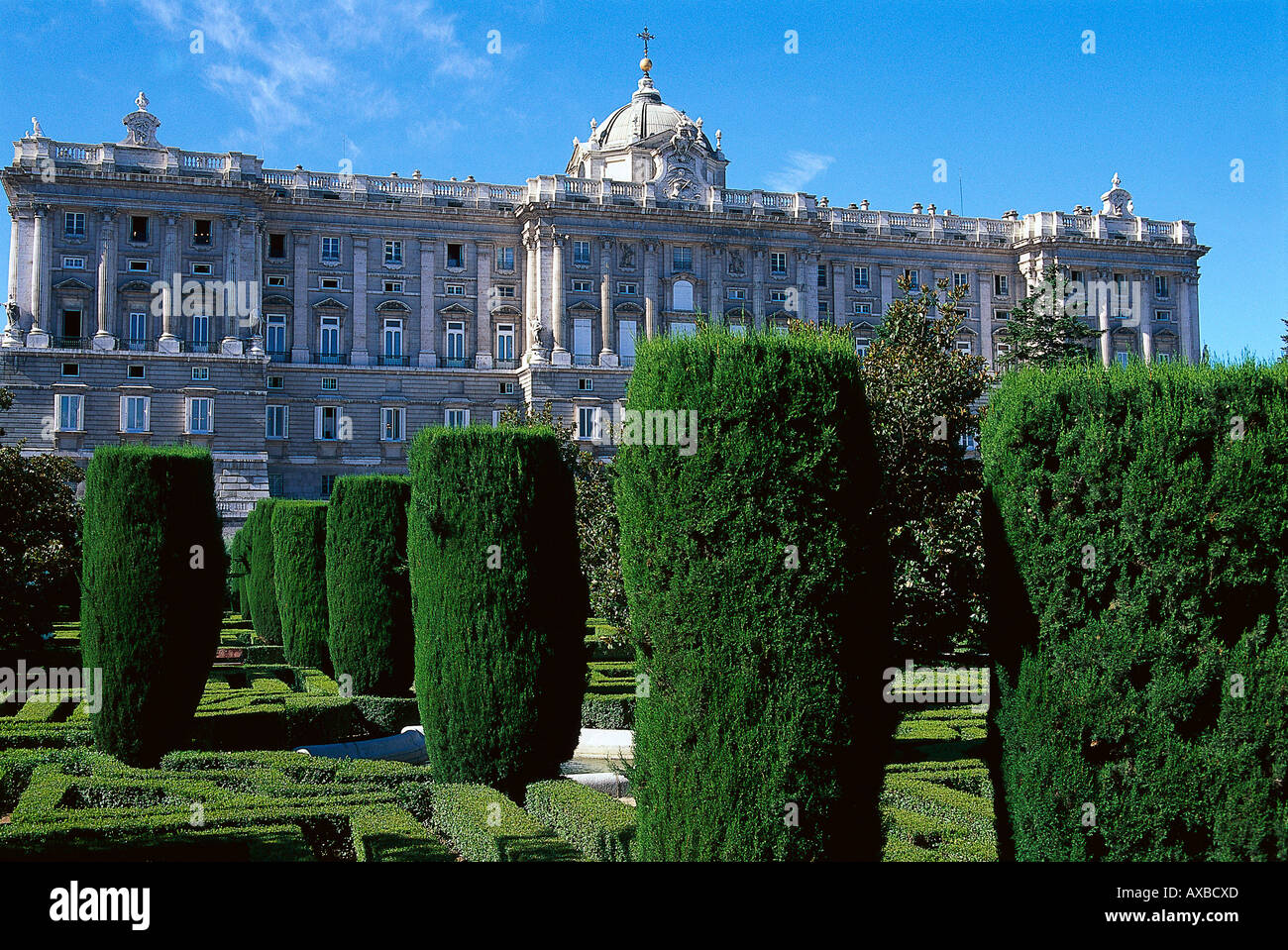 Kultivierte Park in der Sonne vor dem Palacio Real, Madrid, Spanien, Europa Stockfoto