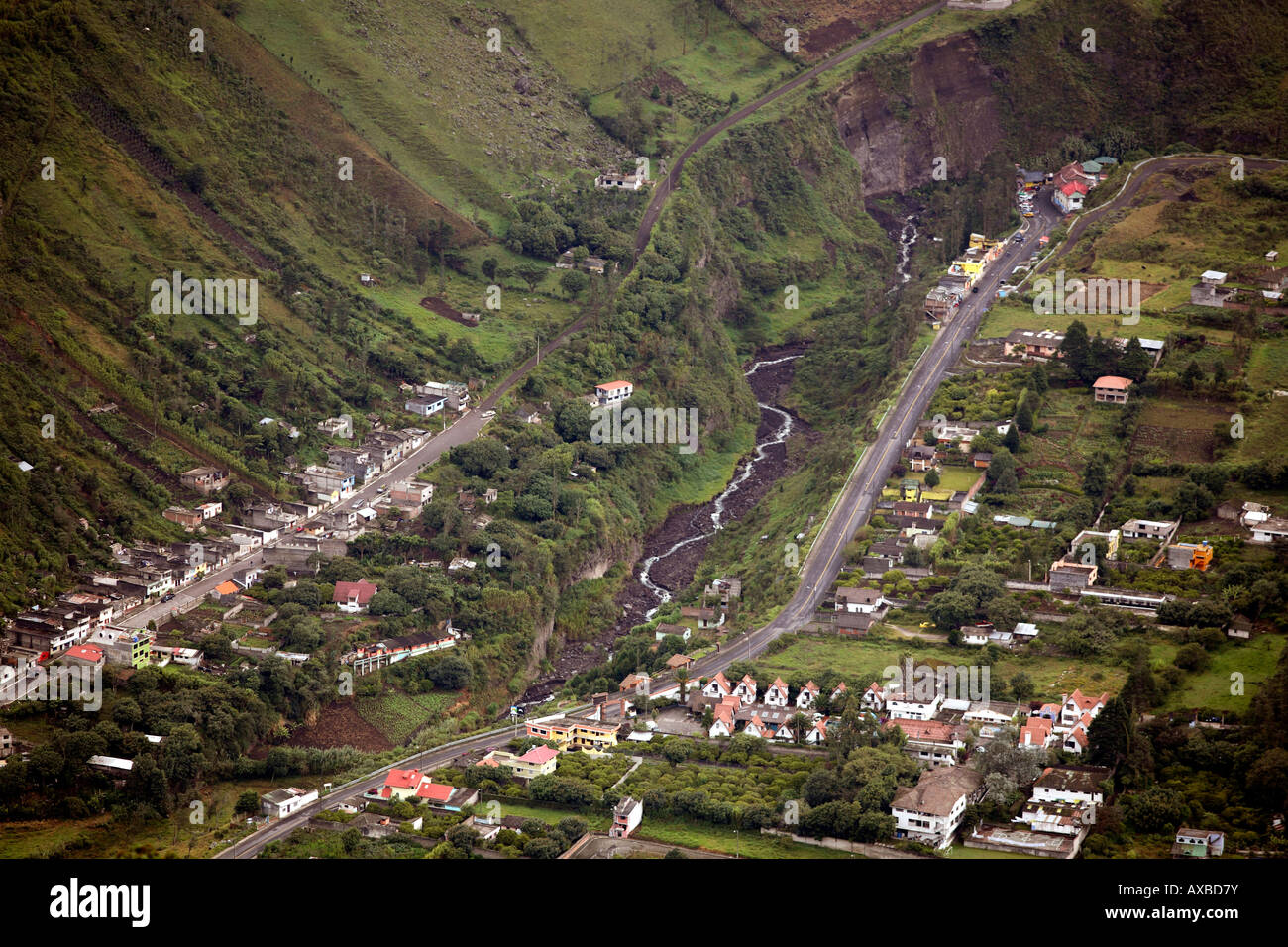 Häuser am Rand einer Schlucht an den Hängen des Vulkans Tunguragua in Banos Ecuador, in einer maximalen Risikozone Stockfoto