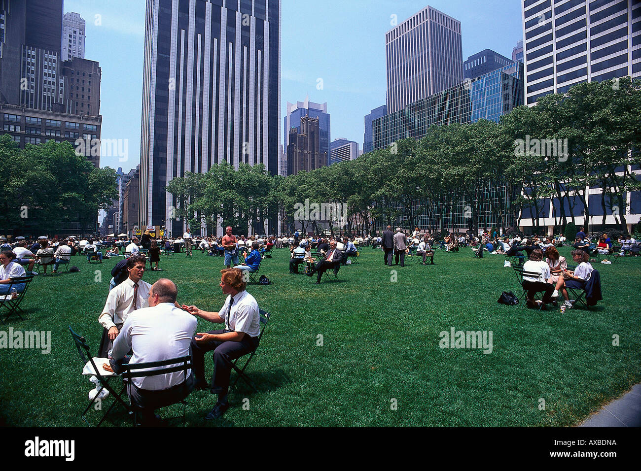 Menschen auf einer Wiese am Bryant Park, 6. Avenue, Theater District, Manhattan, New York, USA, Amerika Stockfoto