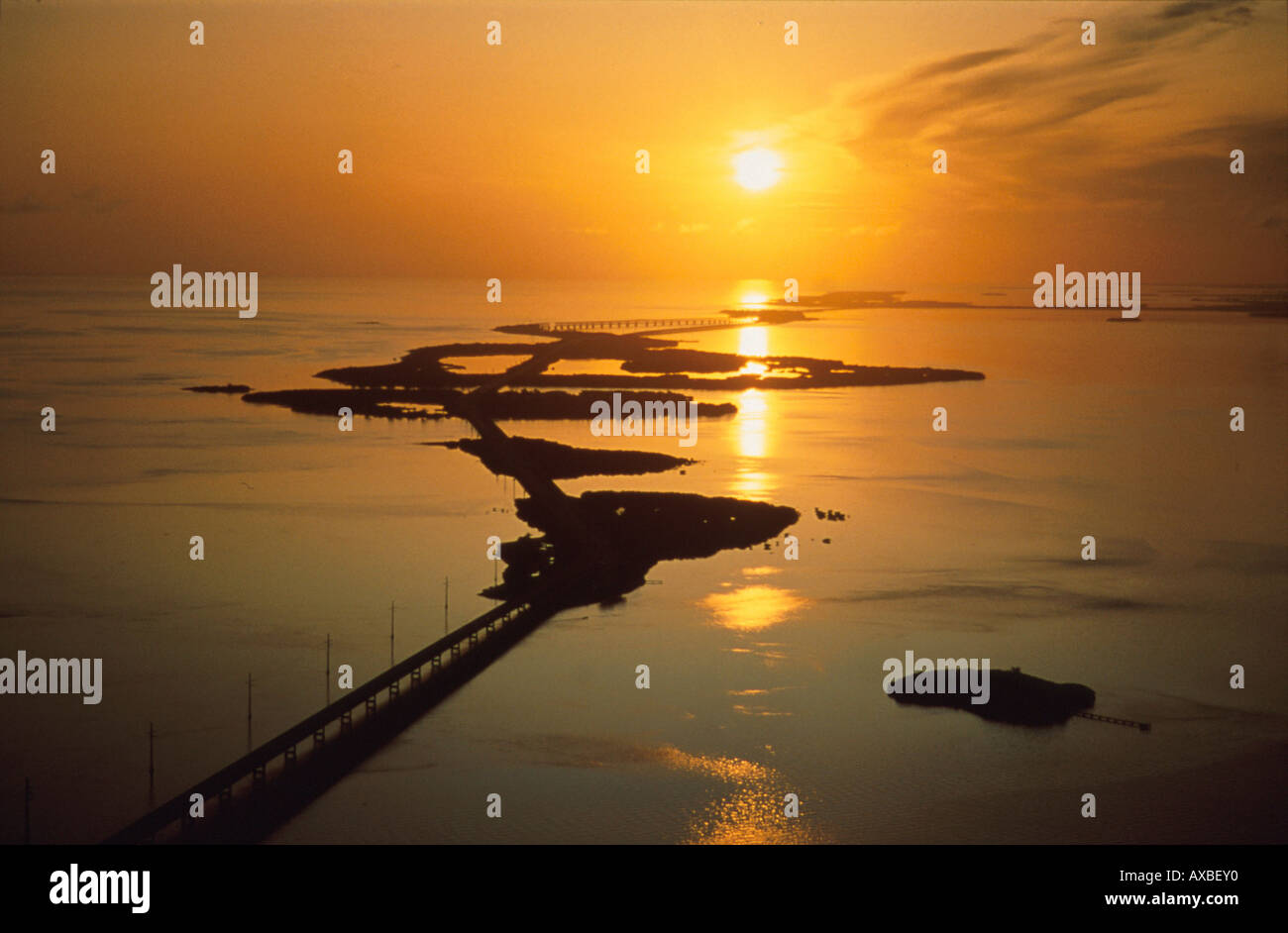 Brücke zwischen kleinen Inseln bei Sonnenuntergang, Seven Mile Bridge, Florida Keys, Florida, USA Amerika, Amerika Stockfoto