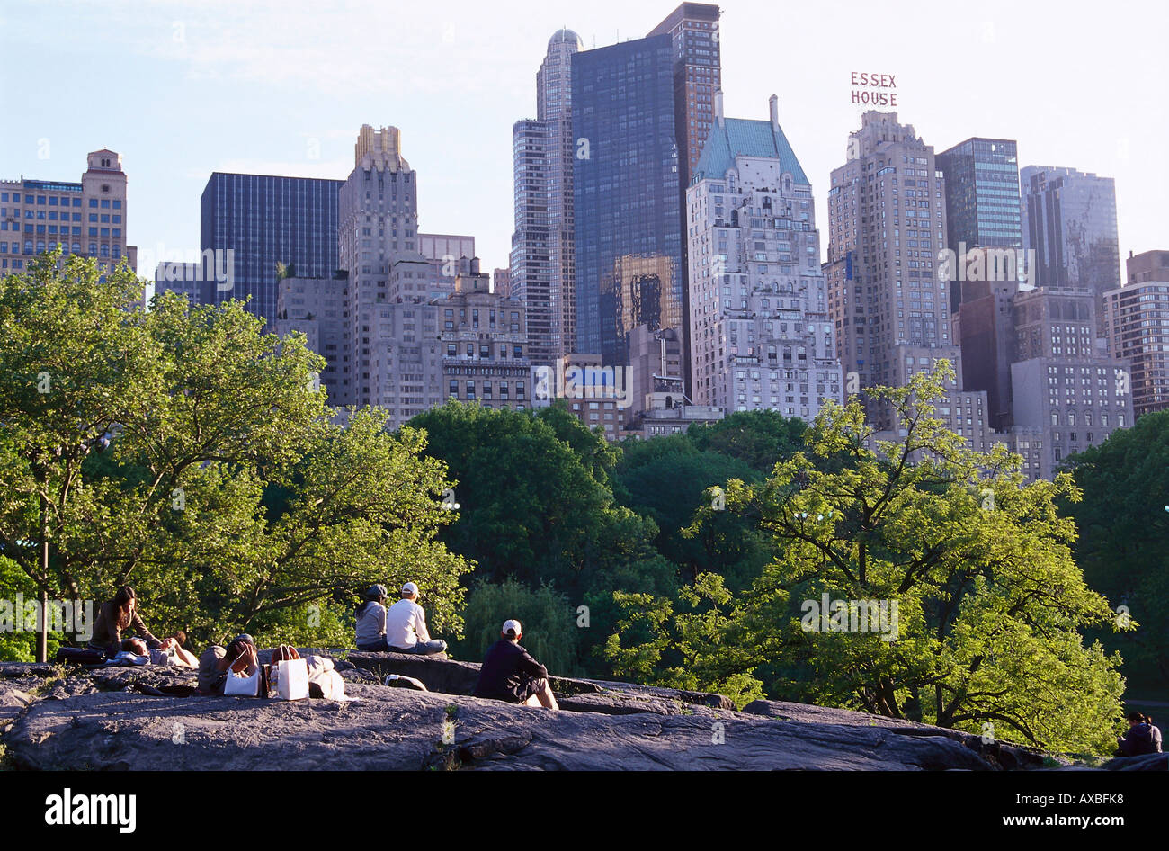 Menschen im Central Park vor hohen Aufstieg Gebäude, Manhattan, New York, USA, Amerika Stockfoto