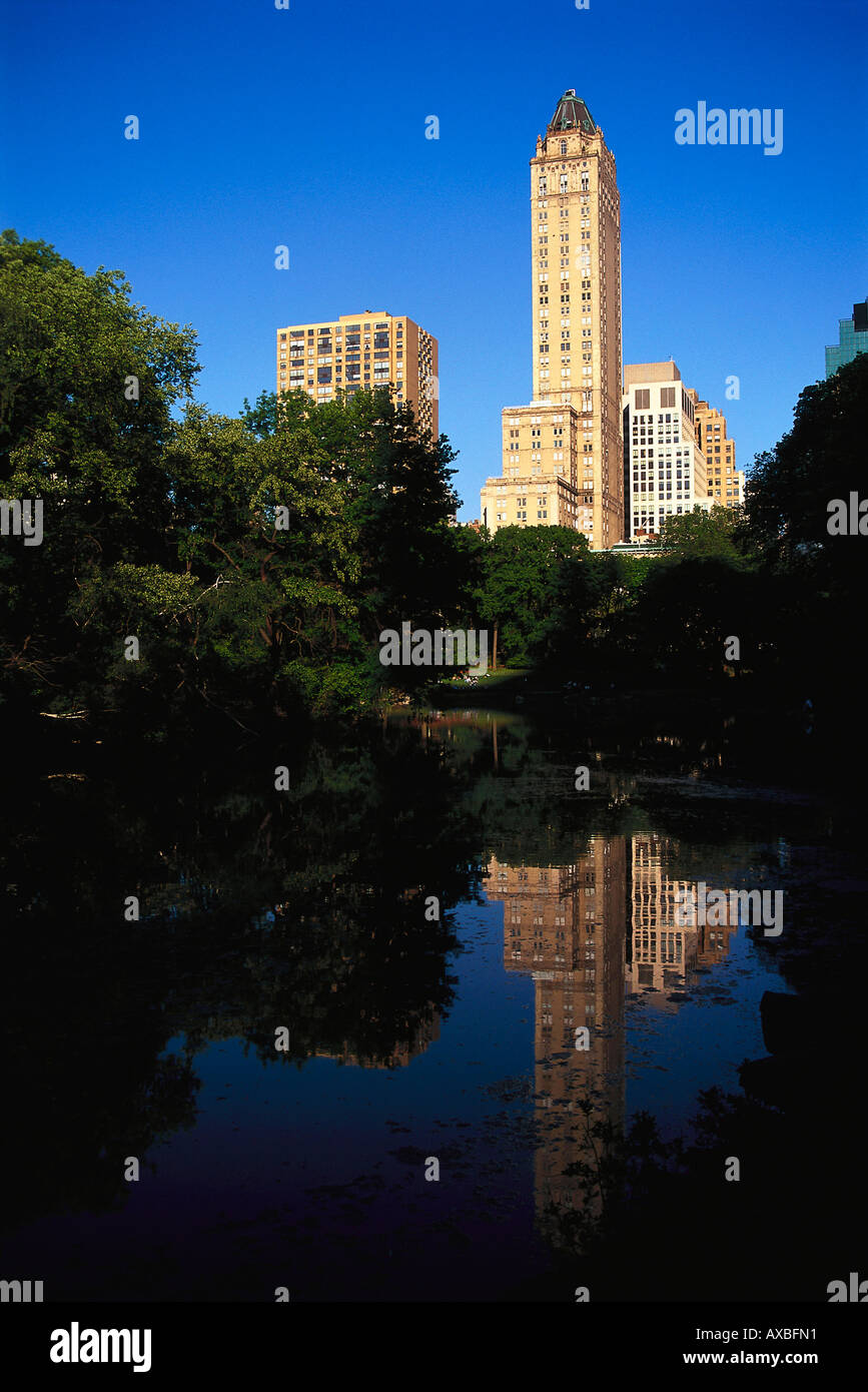 Teich im Central Park vor dem Hotel Pierre unter blauem Himmel, Central Park, Manhattan, New York USA Amerika Stockfoto
