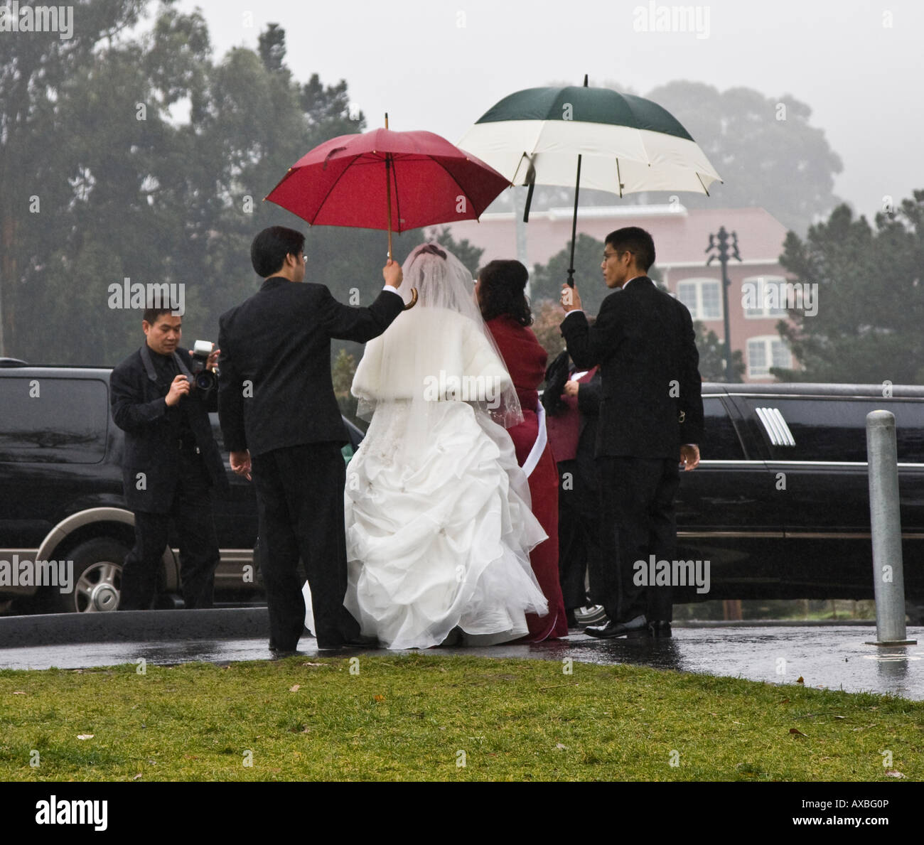 Hochzeitsfoto von wenigen asiatischen amerikanischen an regnerischen Tag in San Francisco Stockfoto