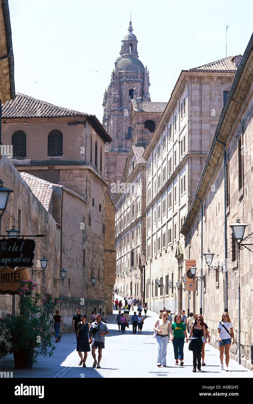 Menschen, die ein Spaziergang durch das Uni-Viertel im Sonnenlicht, Salamanca, Kastilien, Spanien, Europa Stockfoto