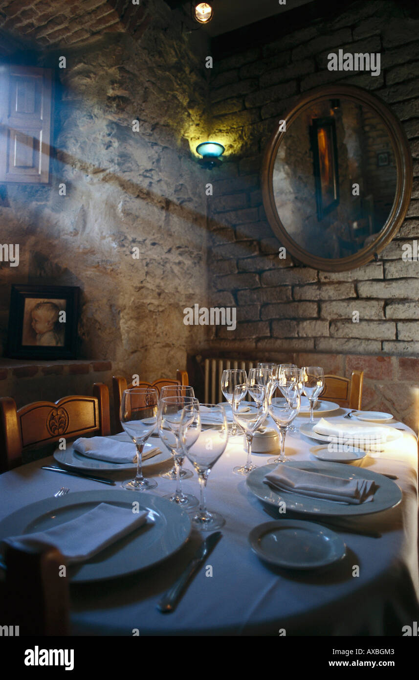 Eine Tabelle wird am Restaurant La Fuente de Los Angeles, Villanubla, Kastilien, Spanien, Europa verlegt. Stockfoto