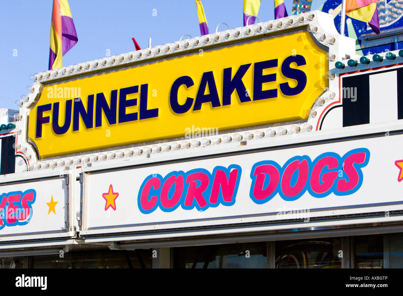 Trichter Kuchen und Mais Hunde Schilder am Karneval in USA Stockfoto