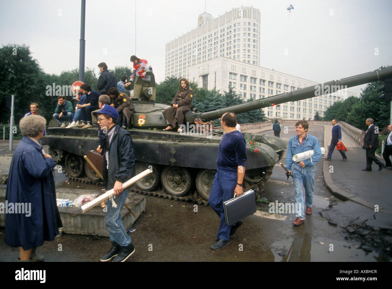 Tank und Barrikaden mit ehrenamtliche Bürger Schutz der russischen "weißen Haus" (russisches Parlament) während Putsch, 1991 Stockfoto