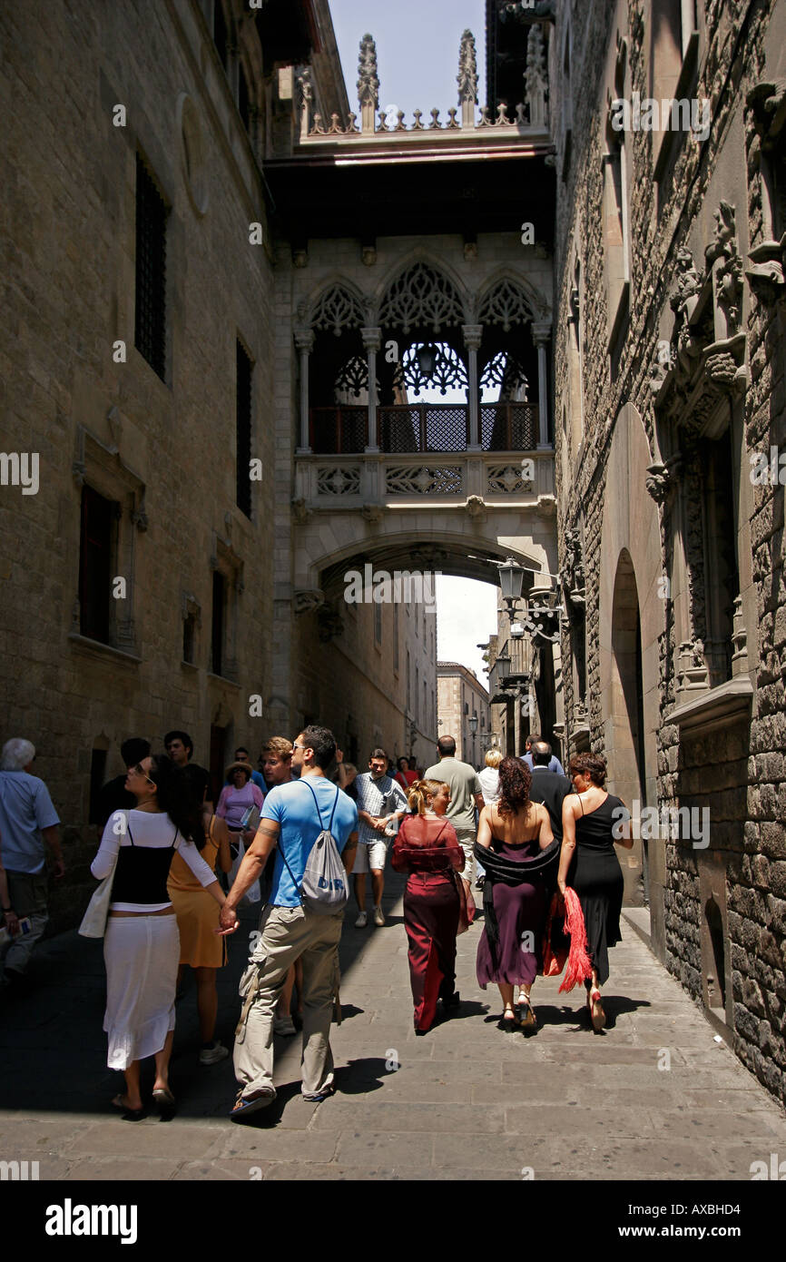 Spanien Barcelona Altstadt in der Nähe von Kathedrale Barri Gotic Carrer Bisbe Iruta Touristen Stockfoto