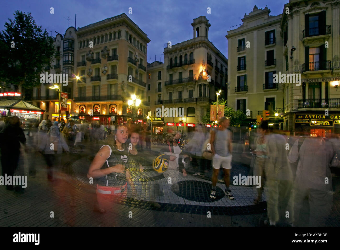 Spanien Barcelona Las Ramblas Abenddämmerung Touristen Mosaik von Joan Miro Stockfoto