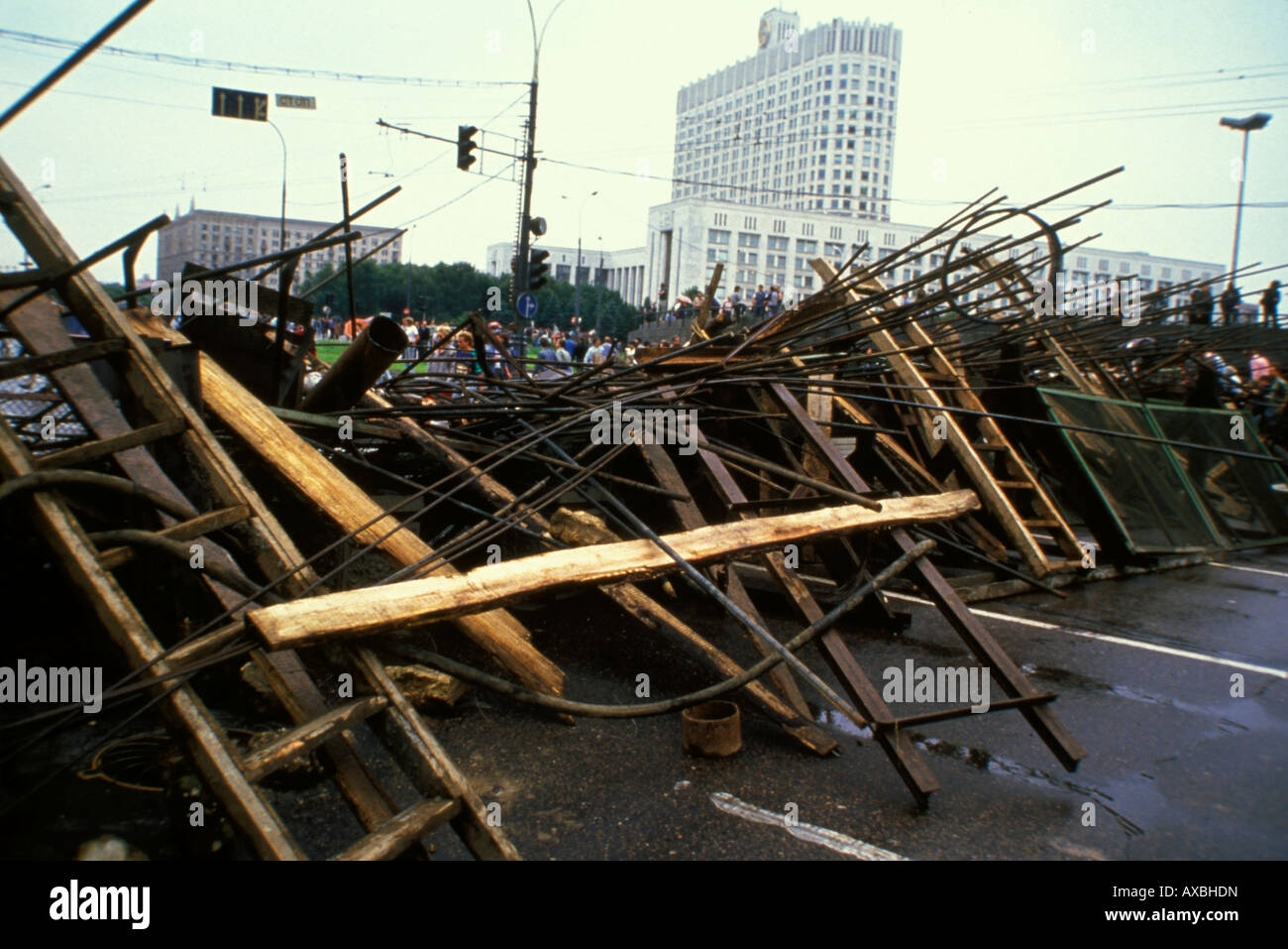 Barrikaden mit ehrenamtlichen Bürgerinnen und Bürgern Schutz der russischen "weißen Haus" (russisches Parlament) während Putsch, 1991 Stockfoto