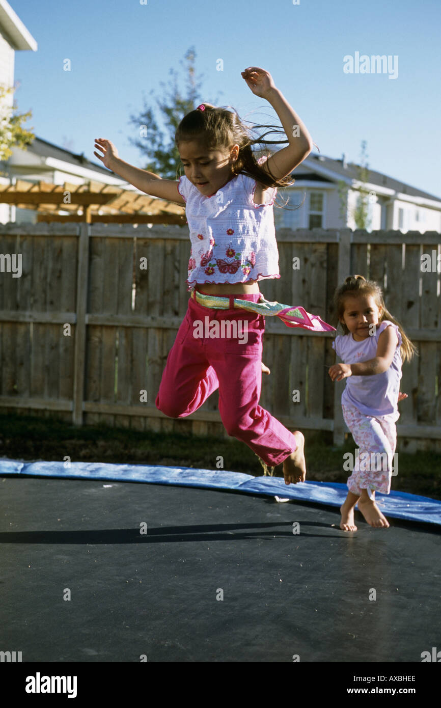 Zwei junge Mädchen auf dem Trampolin springen. Stockfoto