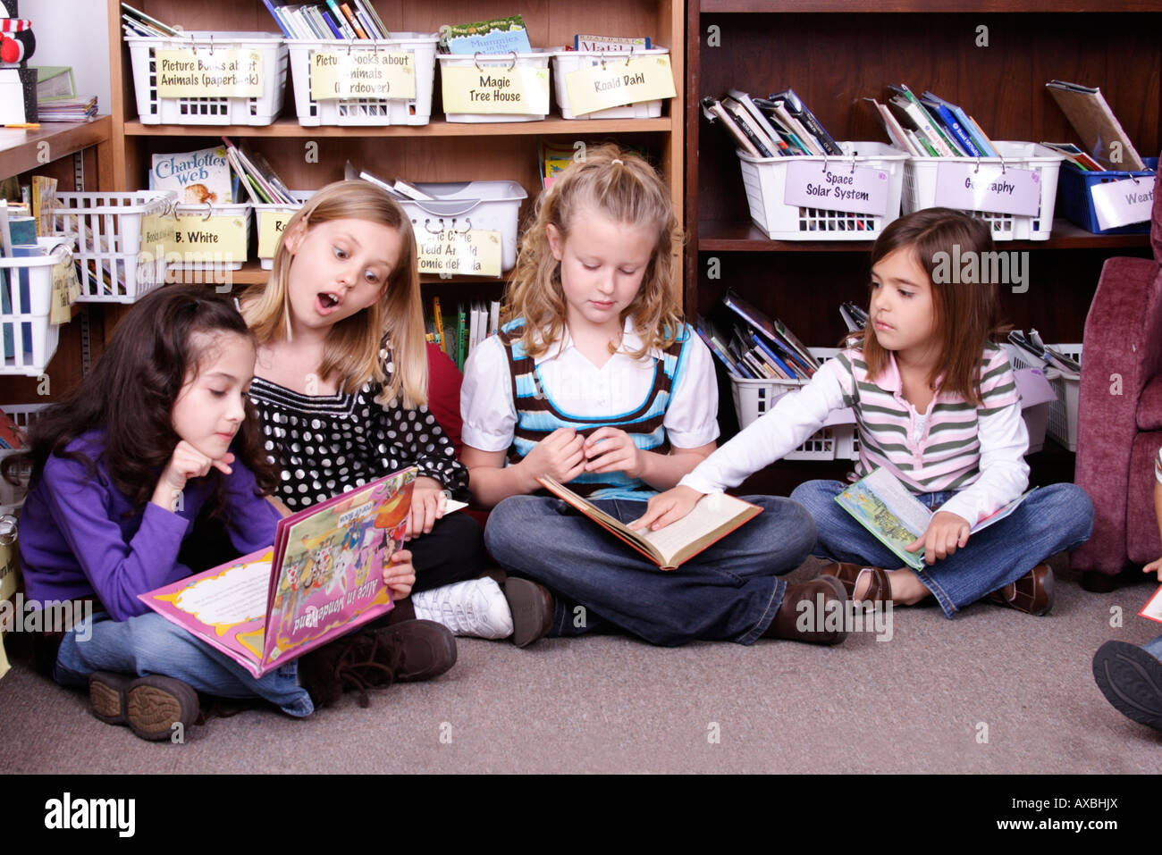 Stock Foto von vier jungen Mädchen sitzen auf dem Boden, die Bücher zu lesen Stockfoto