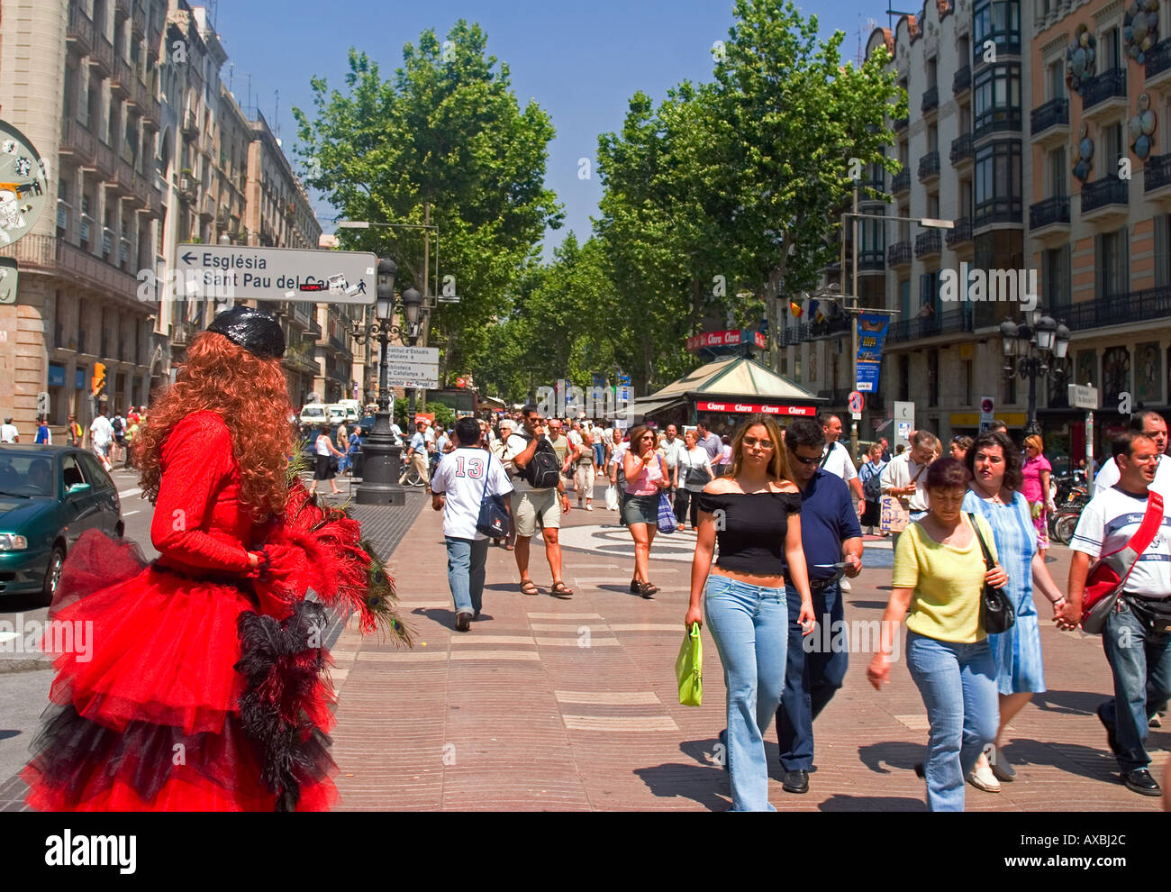 Barcelona Ramblas Straßenperformance Frauen im roten Kleid Touristen Stockfoto