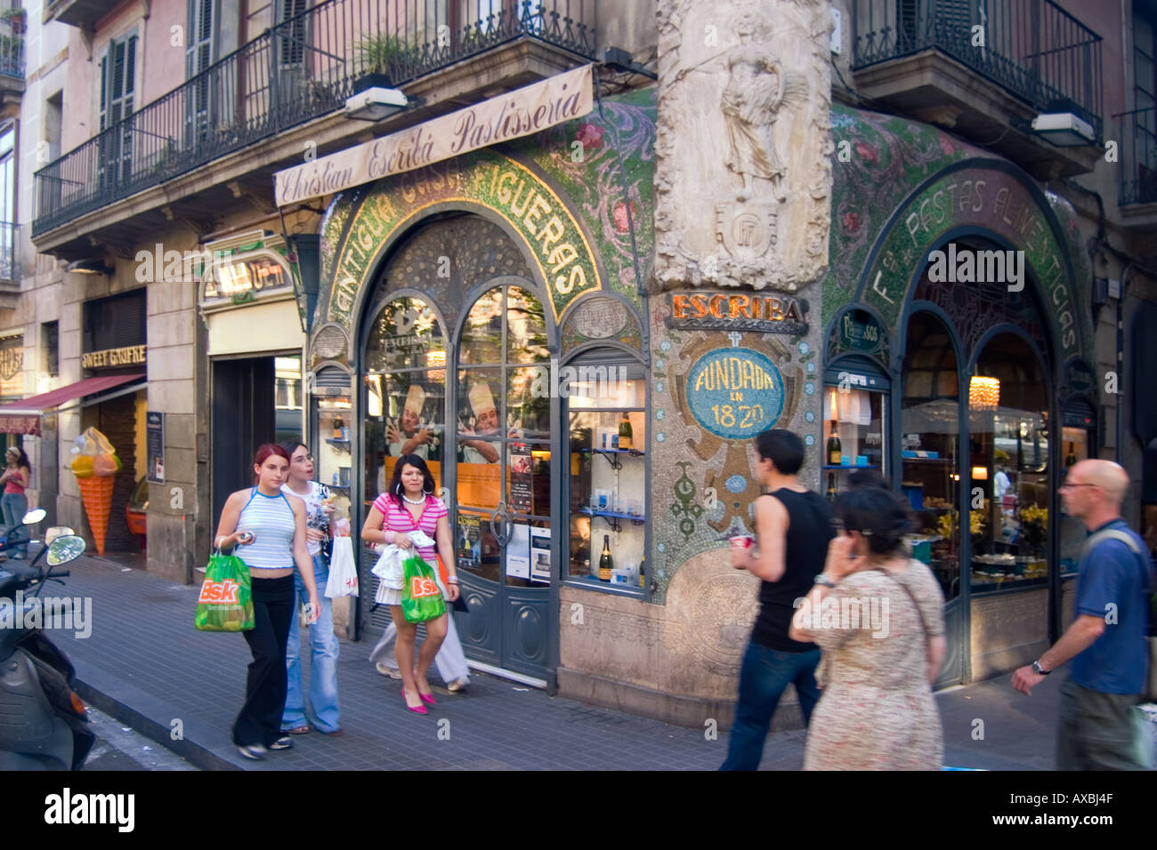 Spanien Barcelona Las Ramblas Art Nouveau Fassade Patisserie Menschen Stockfoto
