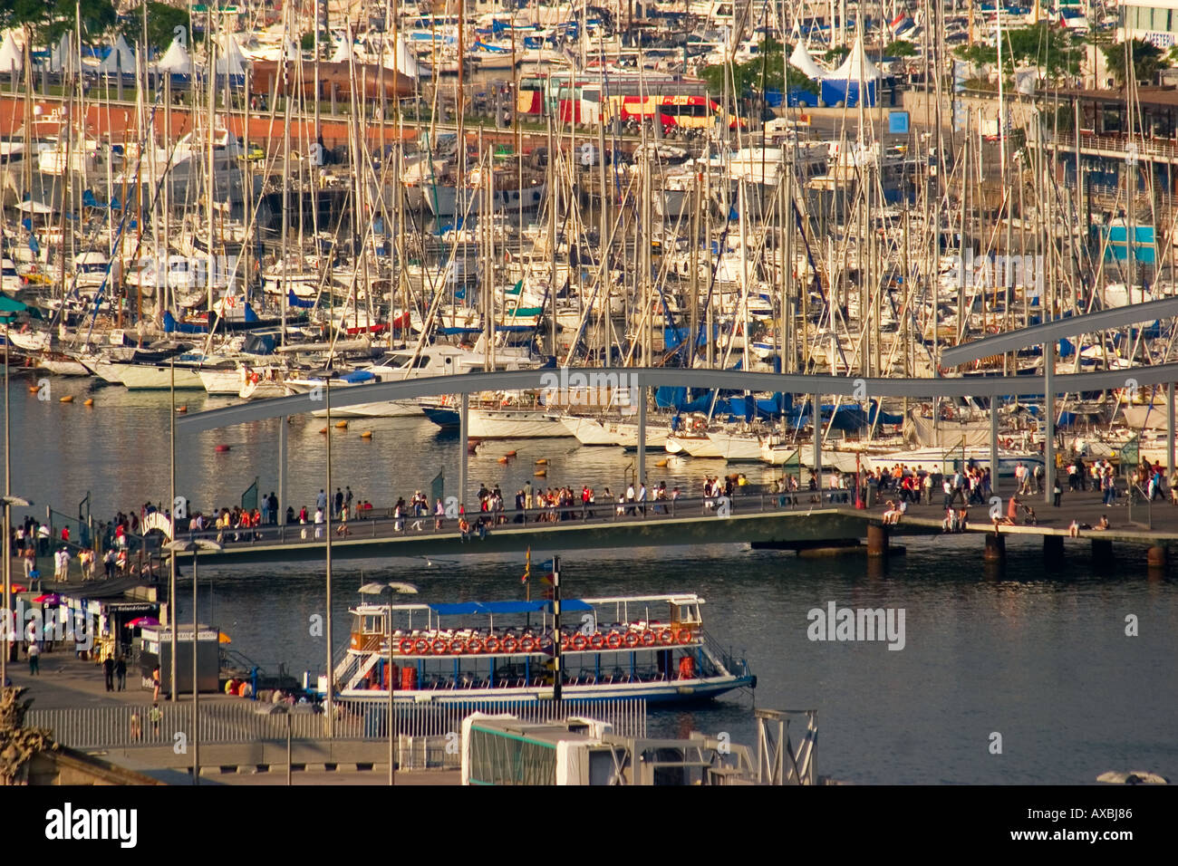 Spanien Barcelona Port Vell Jachting Hafen Fußgänger auf dem Weg zum Einkaufszentrum Maremagnum Rambla del Mar Stockfoto