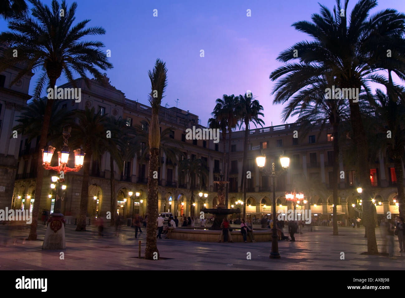 Spanien Barcelona Plaze Real bei Abenddämmerung Brunnen Stockfoto
