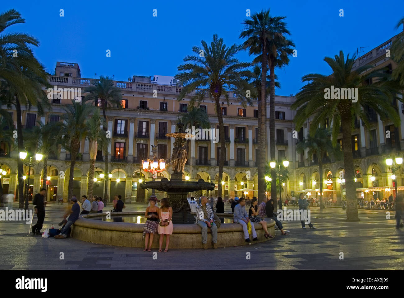 Spanien Barcelona Plaze Real bei Abenddämmerung Brunnen Stockfoto