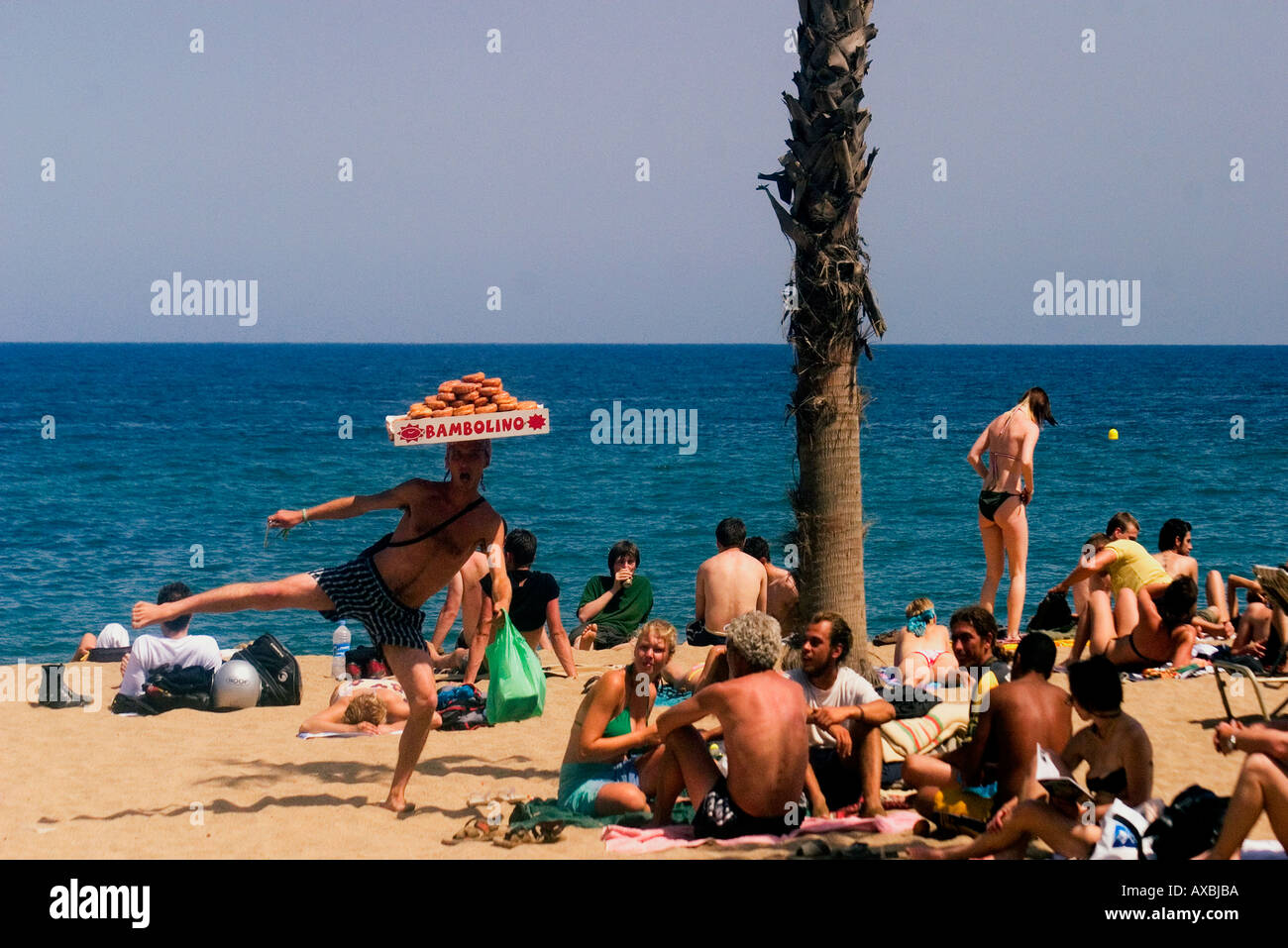 Spanien Barcelona Strand Doghnut Verkäufer Menschen posieren Stockfoto