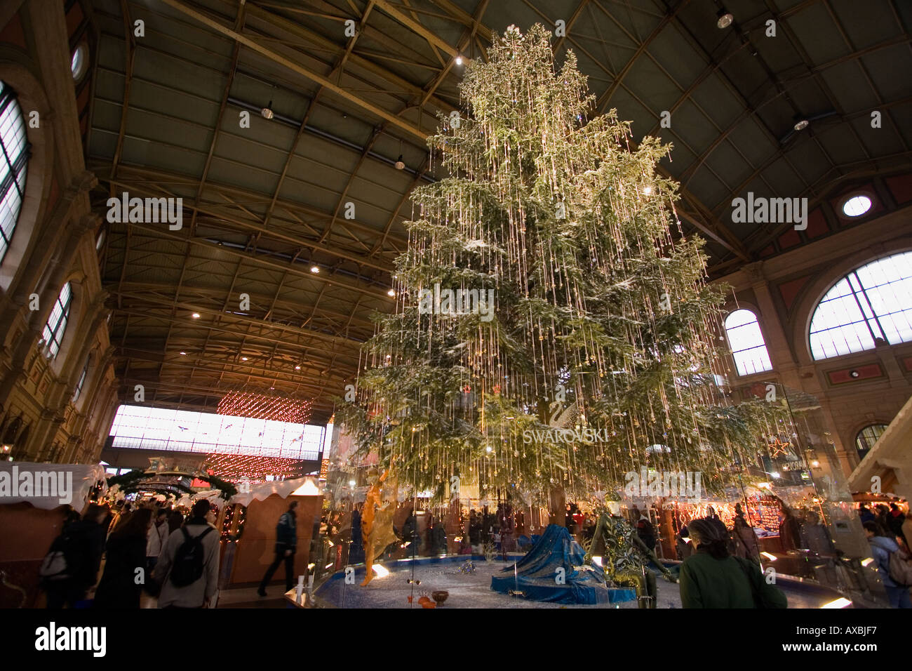 Schweiz Zürich Hauptbahnhof Beleuchtung Weihnachten Weihnachtsbaum aus  Sawarowski mit Stockfotografie - Alamy