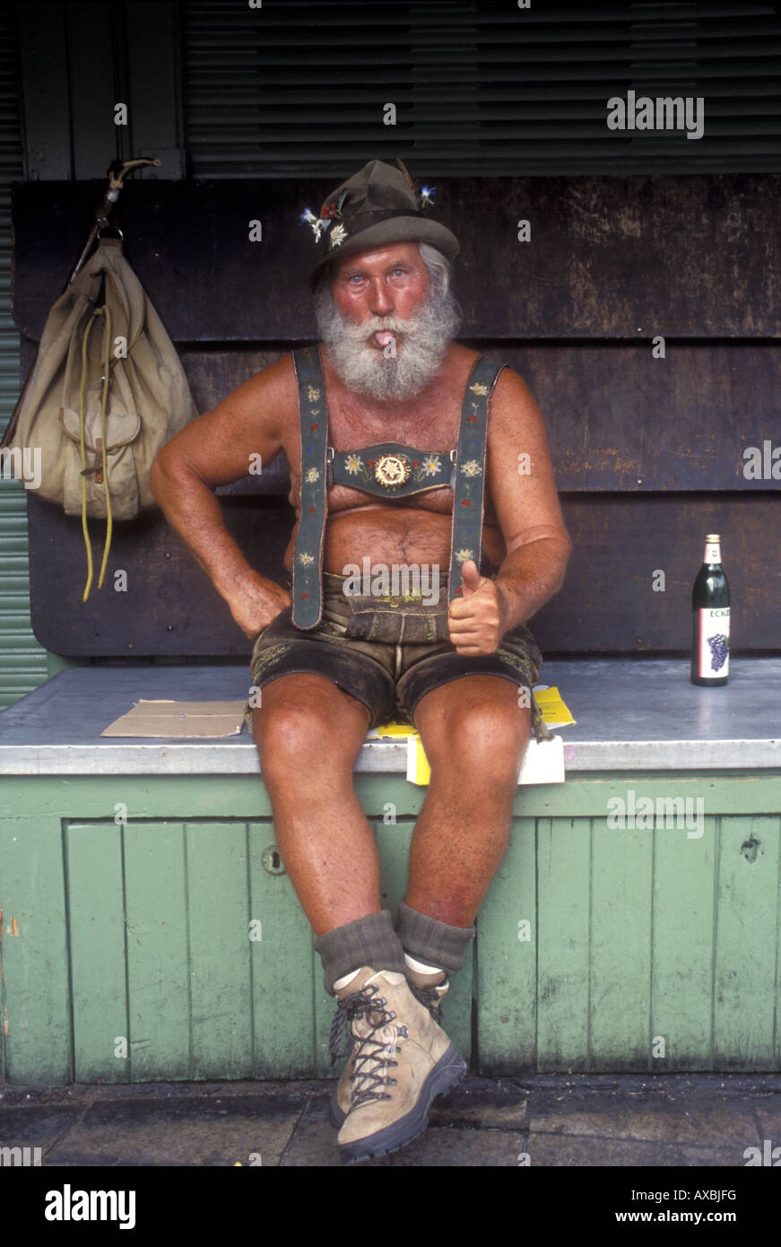 Mann in Lederhosen Markt München Bayern Deutschland Stockfotografie Alamy