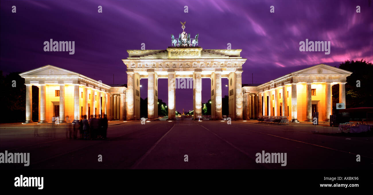 Berlin Brandenburger Tor Brandenburger Tor im Morgengrauen Pariser Platz Paris quadratische Quadriga auf Brandenburger Tor Symbol für die Stockfoto