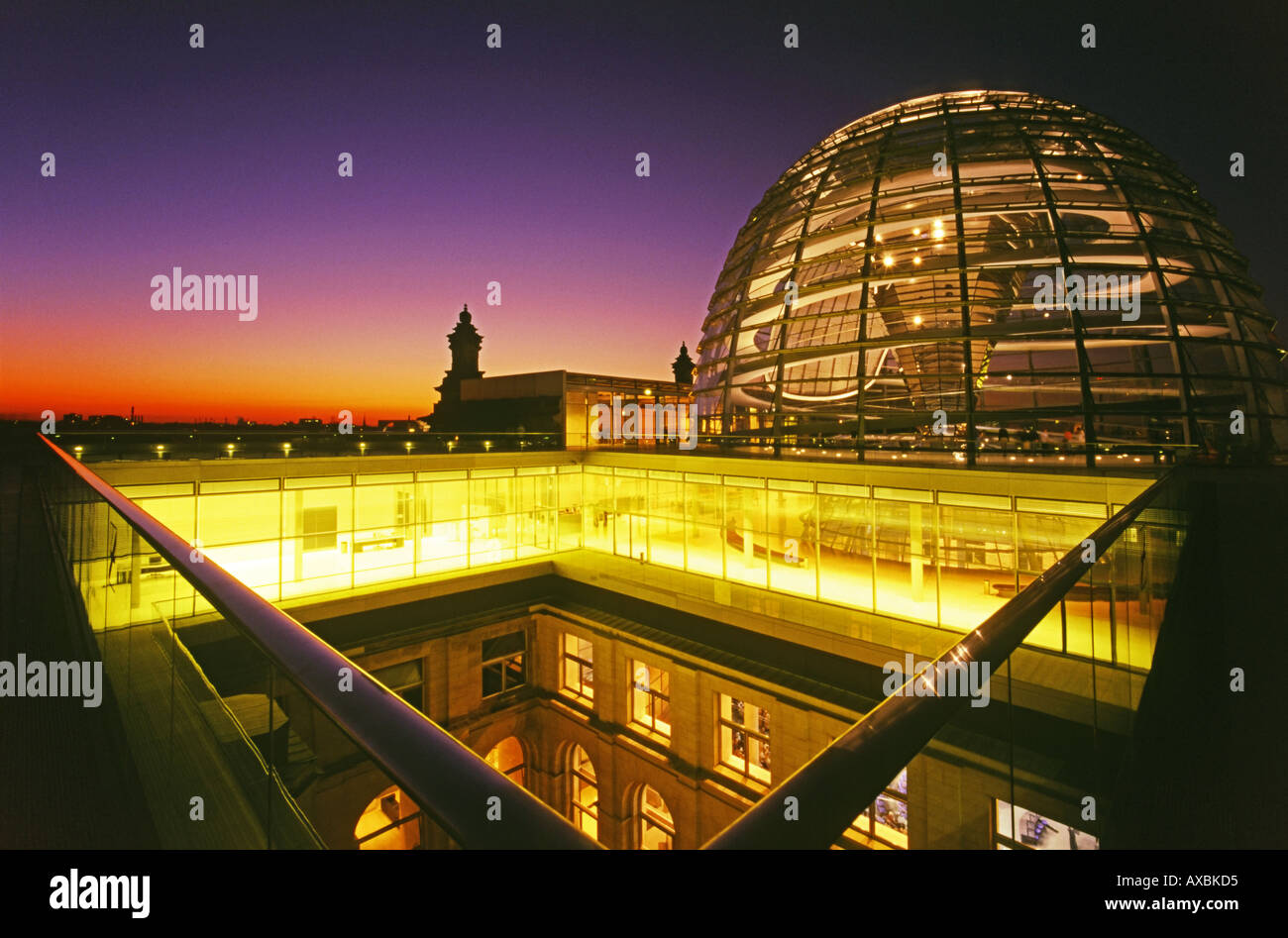 Berliner Reichstag Dach Terasse Kuppel von Norman Forster twilight Stockfoto
