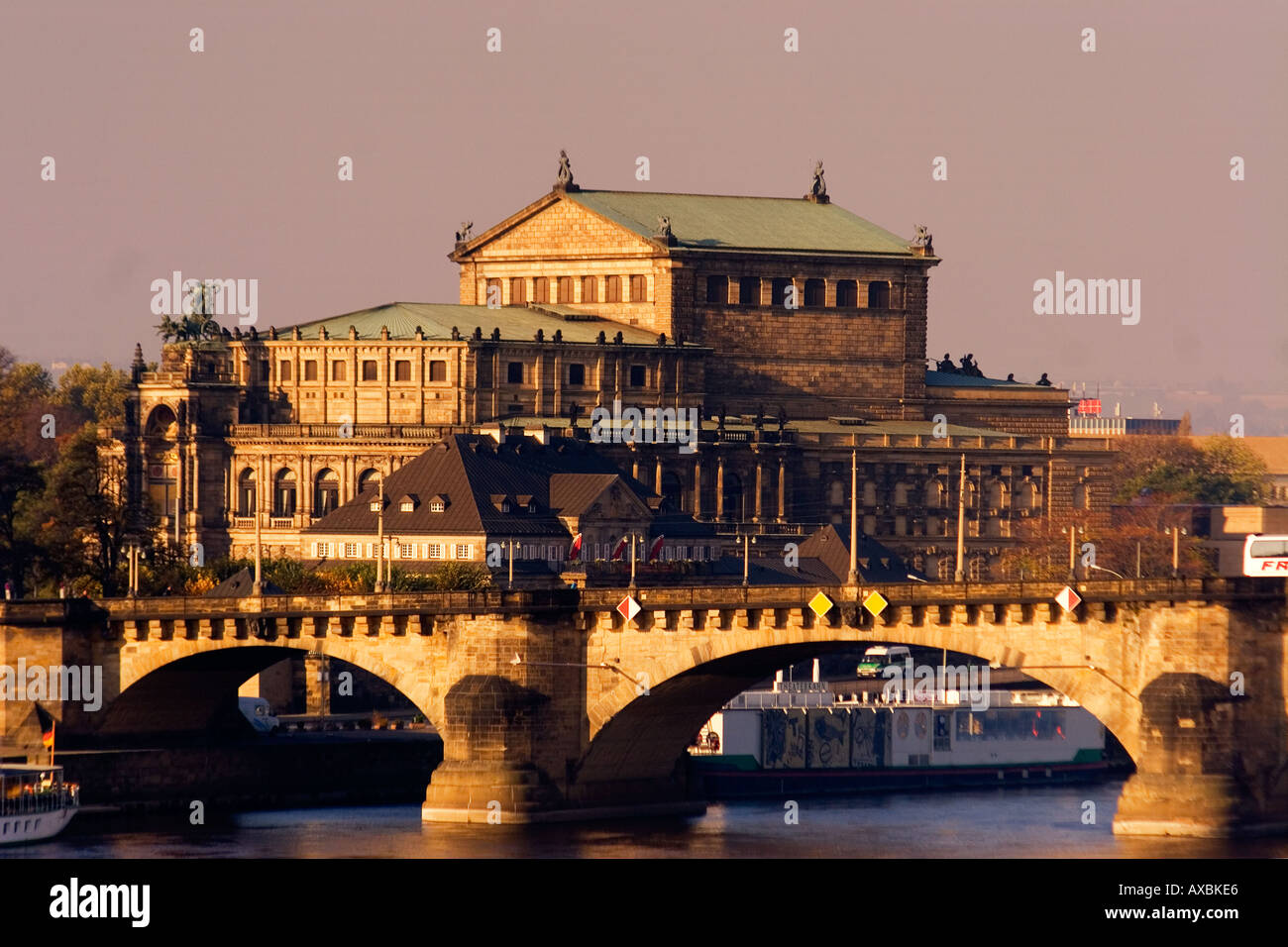 Dresden Sachsen Semper Oper Augustus Brücke Fluss Elbe Stockfoto