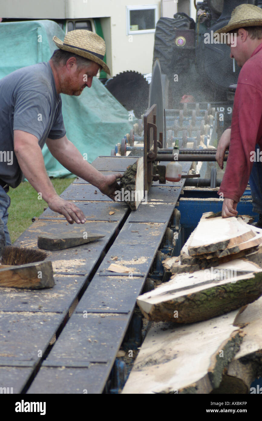 Dampf Holzfäller macht Sägewerk Kreissäge Räder Stockfoto