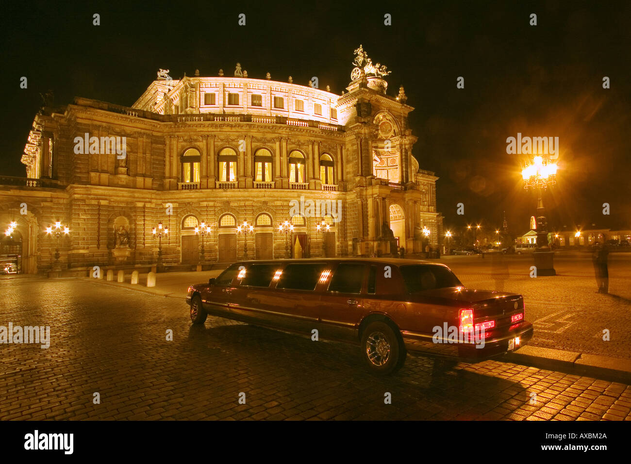 DEU Dresden Sachsen Semperoper Haus Strecht Limousine in der Nacht Stockfoto