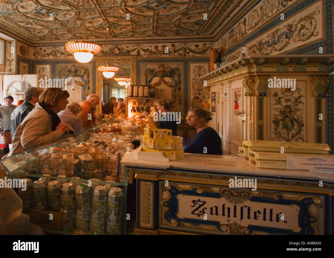 DEU Dresden Pfundsmolkerei mild und Käseladen in historischen Zimmer mit Hand bemalte Majolika-Titel Stockfoto