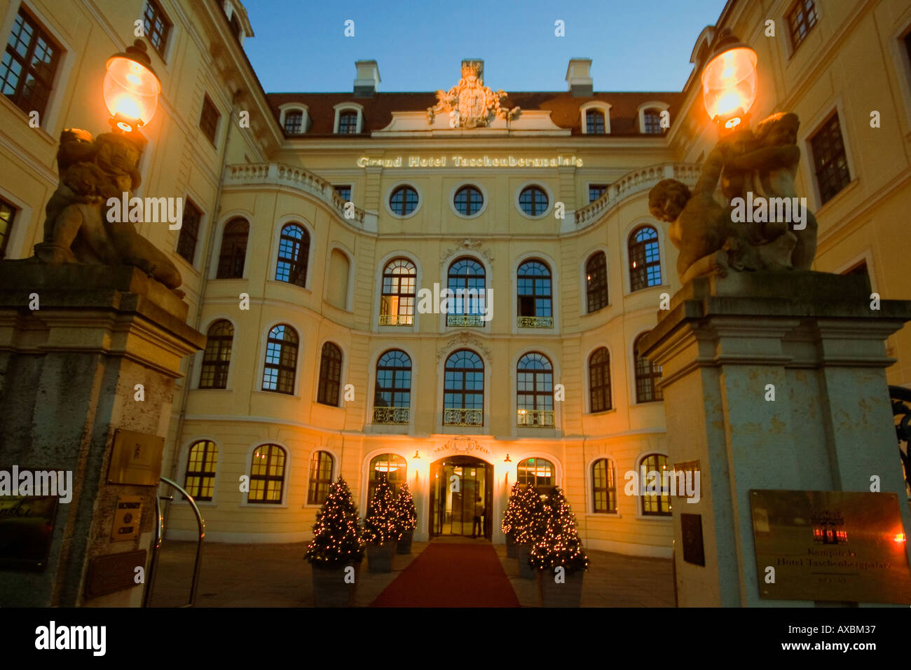 Dresden Altstadt Zentrum Taschenbergpalais Kempinski Hoteleingang twilight Stockfoto