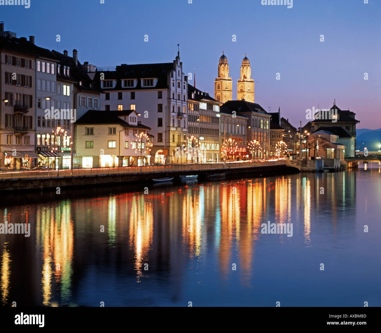 Schweiz Zürich Grossmünster Limmatquai twilight Stockfoto